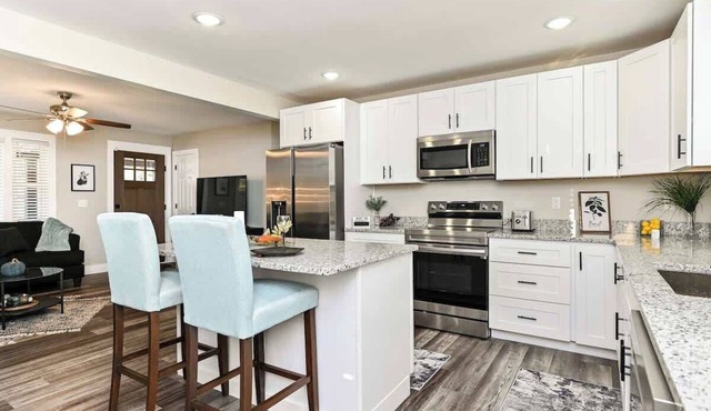 Greenville Gateway: Elegant Urban Retreat
