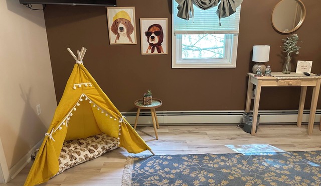 Greenville Getaway- Paws & Pines: pet- focused stay with HOT TUB & GAME ROOM