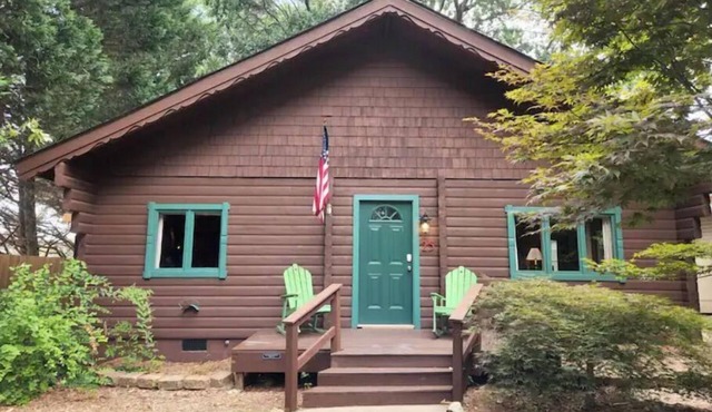 Greenville Log Cabin Near Downtown & SR Trail