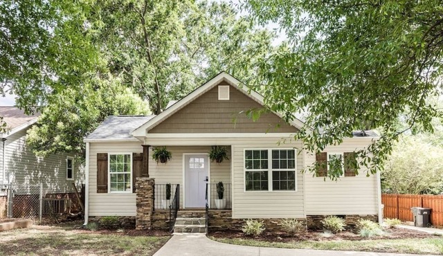 Greenville's Favorite Bungalow | Business or Personal Travel | Firepit