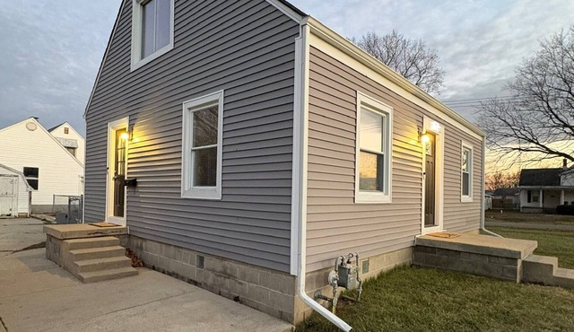 Greenwave Cottage-Fully furnished 3 Bedroom home on the west edge of Mattoon