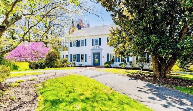 Greenway Manor: Grand Historic Home on Lush Grounds