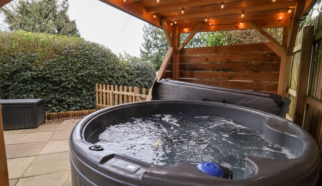 GREENWAYS, pet friendly, with hot tub in Malvern