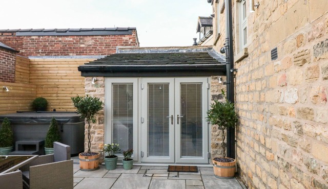 GREENWELL COTTAGE, family friendly, with hot tub in Bolsover