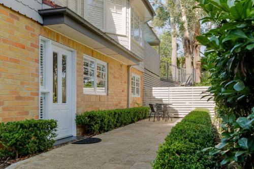 Greenwich Treasure - Moments from RNSh St Leonards