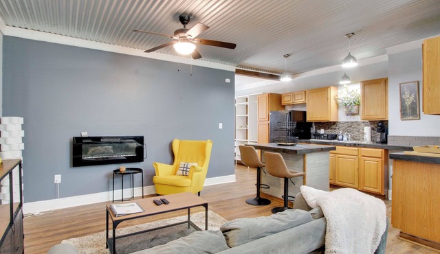 Greenwood Apt: 2 Mi to Self Regional Med Center!