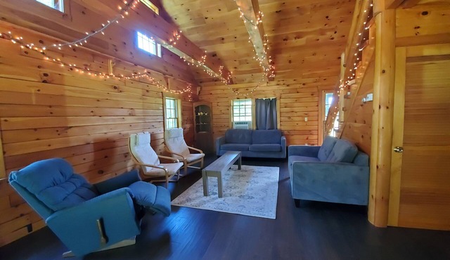 Greenwood At Entangled Acres - Log Cabin wWiFi on 16 Acre Animal Sanctuary