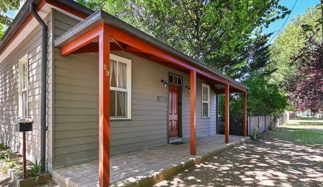 Greenwood Cottage - Close to CBD, Leafy Backyard
