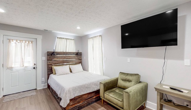 Greenwood Getaway Apartment - Recently Remodeled