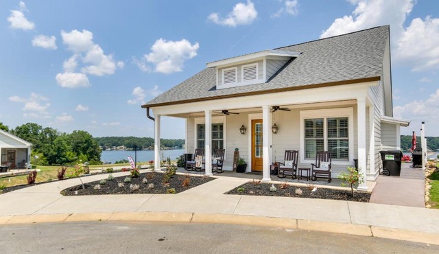 Greenwood Getaway w/Furnished Patio & Lake View