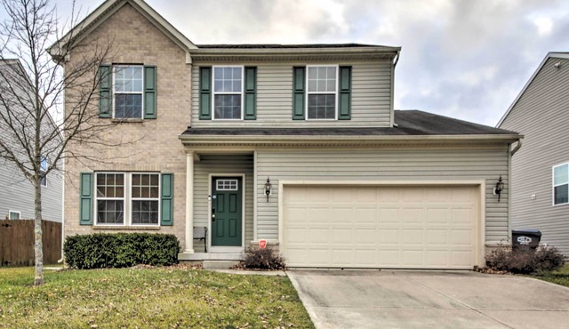 Greenwood Home: 15 Mi to Indianapolis!