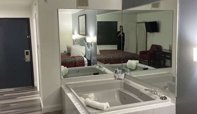 Greenwoods Inn & Suites