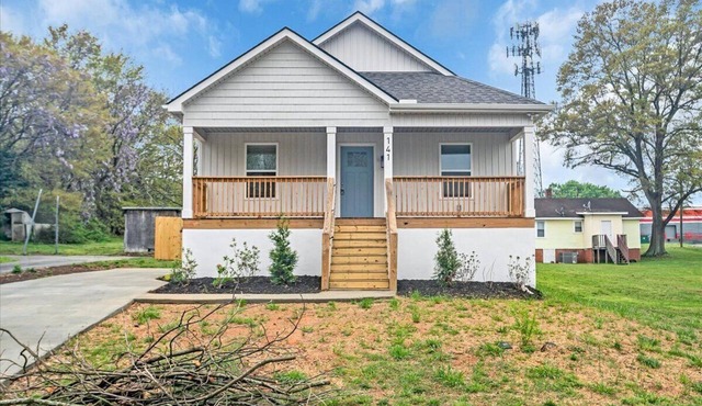 Greer Urban Retreat 3-bedroom house near DT Greer!