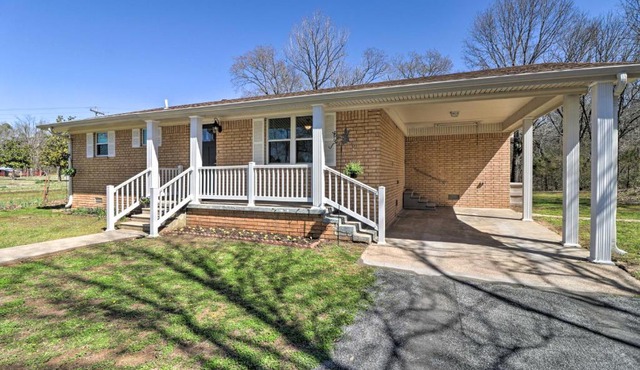 Greers Ferry Home with Yard, Less Than 1 Mi to Marina!