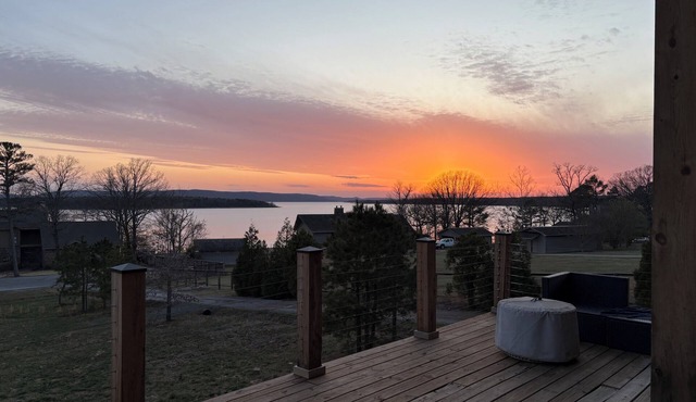Greers Ferry Lake 4-bedroom house nsleeps 12- Breathtaking SUNSETS -Golf Course