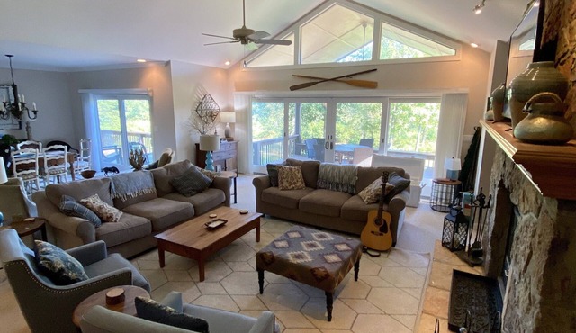 Greers Ferry Lake lakeside 4 BR w King MB suite! Near Shiloh and Lacy’s marinas
