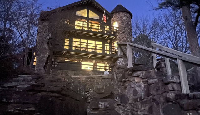 Greers Ferry - RIGHT ON THE LAKE! Sleeps 14 + Character abounds + Stellar views.