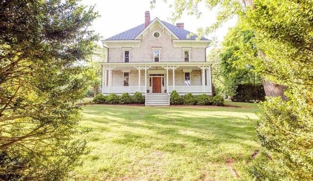 Grelen's Boxwood Villa: An Enchanting Estate with Beautiful Gardens