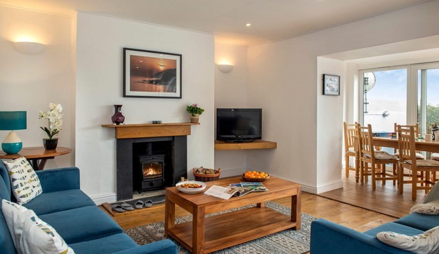 Grenville - A Coastal Cottage with Hot Tub & Stunning Views