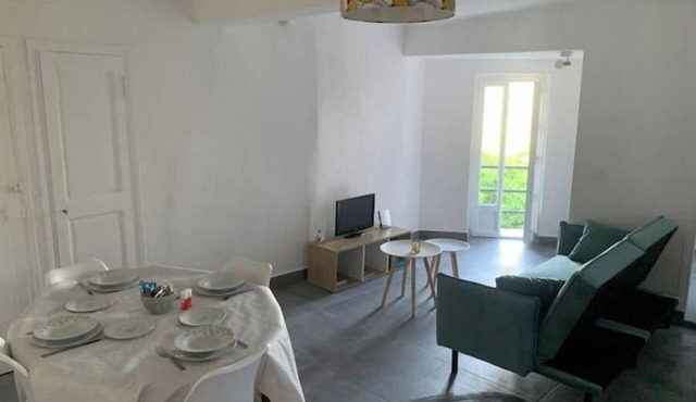 Greolières Village: Superb studio with view.