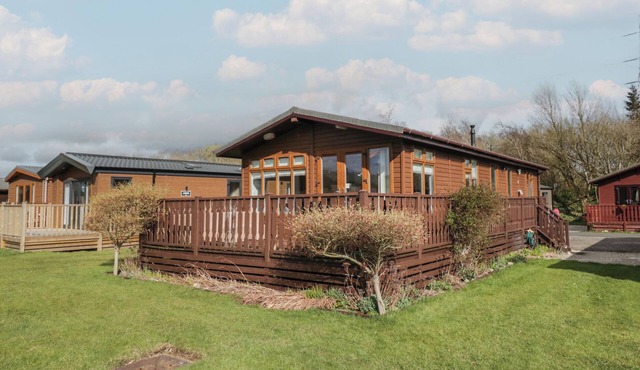 GRESSINGHAM VIEW LODGE, pet friendly, with a garden in Carnforth