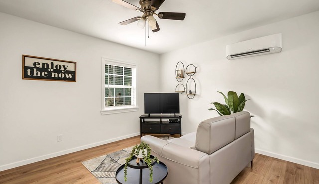 Gretel ; Private one bedroom duplex in desirable Fort Smith downtown Park Hill