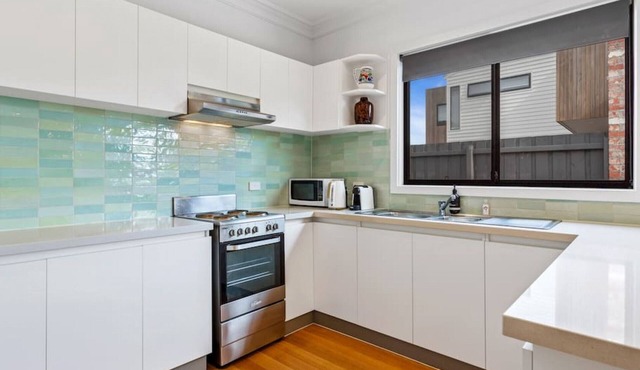 Grevillea Cottage by Ready Set Stay- Close to the beach & Pet friendly