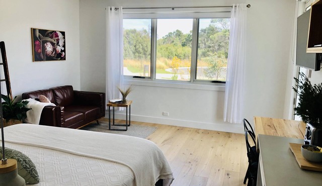 Grevillea King Suite. Inlet Waters Escape. Stroll the inlet & nature boardwalk.