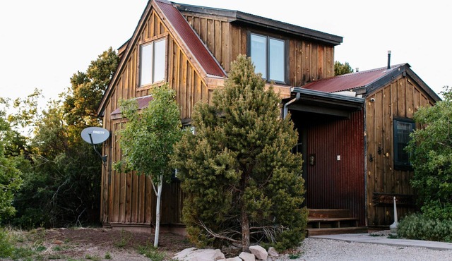 Grey Dawn Cabin @ Whispering Oaks, 20 miles from Moab!