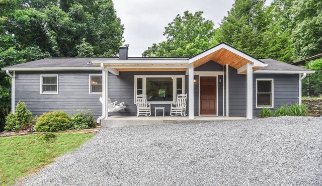 Grey Eagle Cottage with Hot Tub in Black Mountain