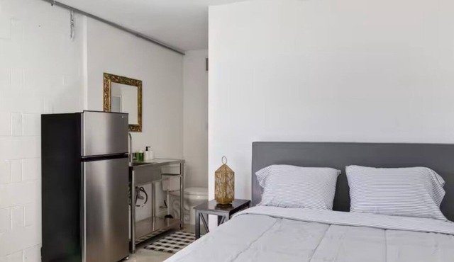 Grey Lux studio with WiFi and AC in Orlando close MCO/Disney/Universal