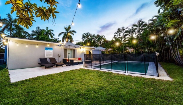 Grey Manor – Spacious 3BR/2BA Hallandale Home, Heated Pool & Smart Amenities