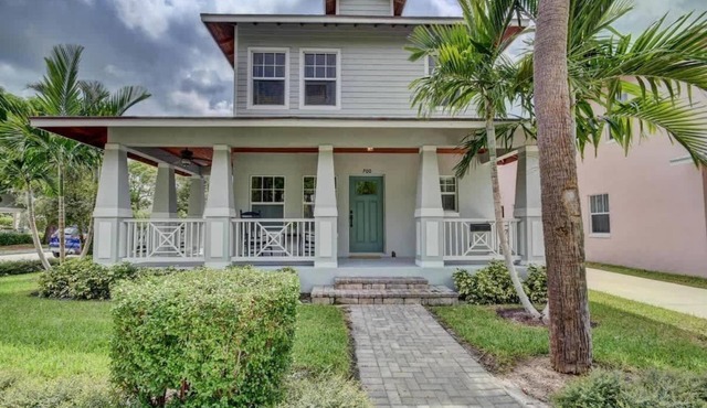 Grey Mist - Recharge in a Stylish Home Near Downtown