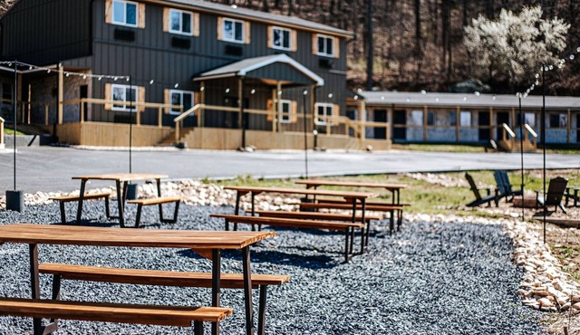 Grey Pine Lodge | Queen Comfort | BEST Location & Amenities!