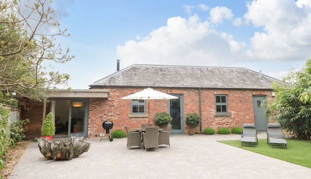 GREY ROOFS, pet friendly, luxury holiday cottage in Ashbourne