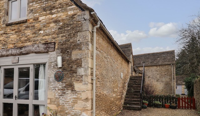 GREYHOUND BARN, pet friendly in Barnsley, Gloucestershire