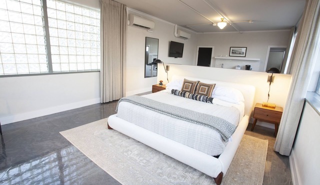 Greyhound Inn - Deluxe King Suite
