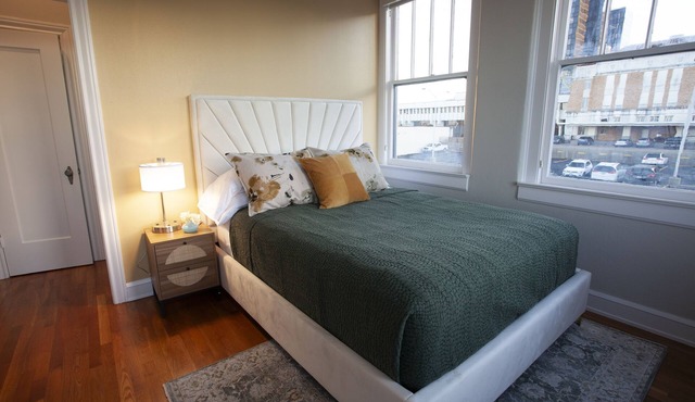 Greyhound Inn - Deluxe Queen Suite