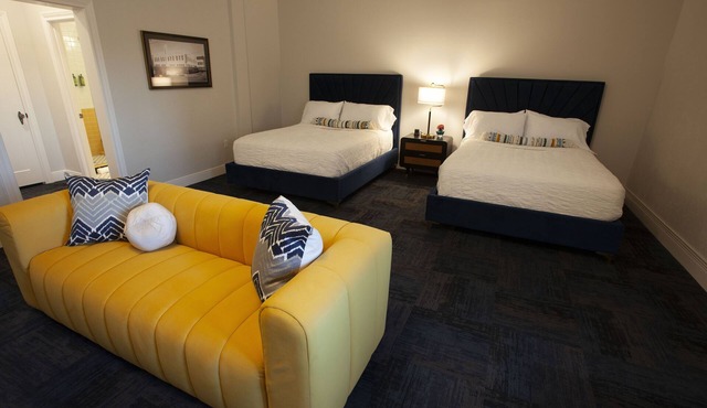Greyhound Inn - Double Queen Suite