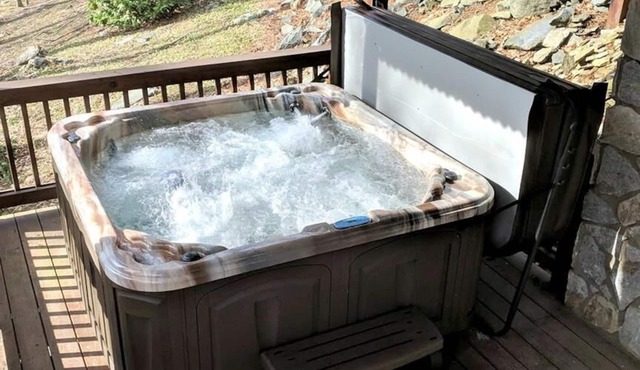 Greyson's River Ridge Retreat- Luxury Riverfront | Hot Tub | Game Room | Dog Friendly