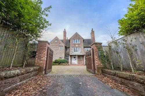 GreyStoke Manor- Close To Airport- Sleeps 14