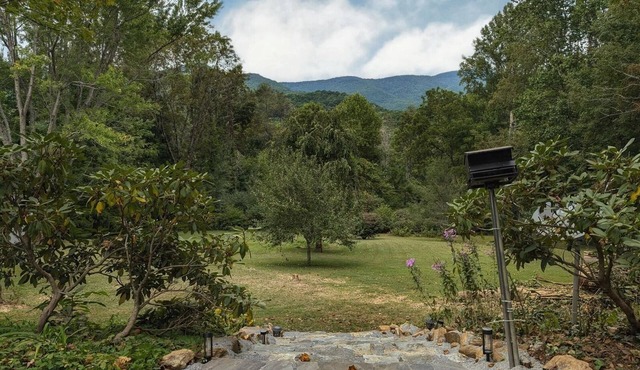 Greystone in the Glen-Charming Historic Cottage with Great Balsam Mountain