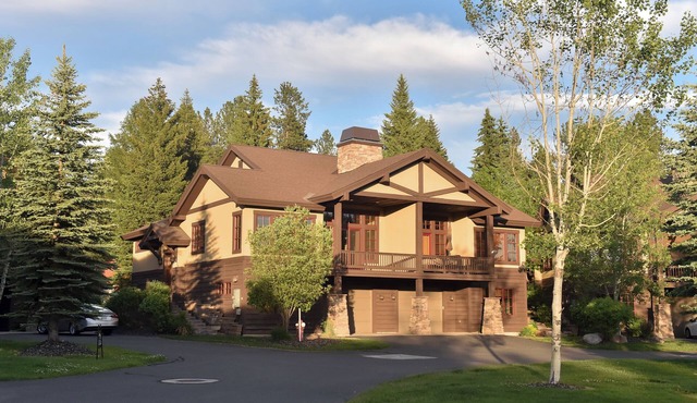 Greystone on Payette Lake - Air Conditioning - 1 Block from Marina - Propane Fireplace