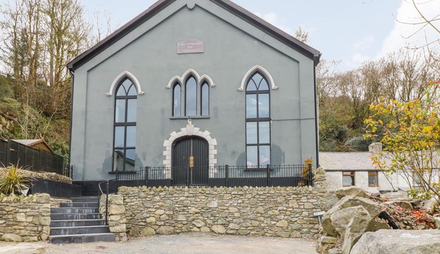 GREYSTONES CHAPEL, pet friendly, character holiday cottage in Llanrug