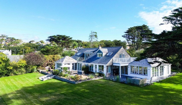 GREYSTONES, family friendly, with open fire in Daymer Bay