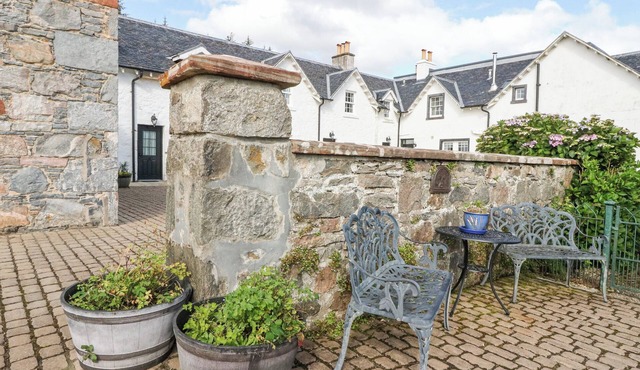 GRIEVE’S HOUSE, pet friendly, with open fire in Fort Augustus