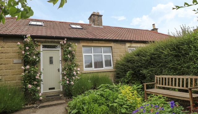 GRIFF LODGE, family friendly, with open fire in Harome