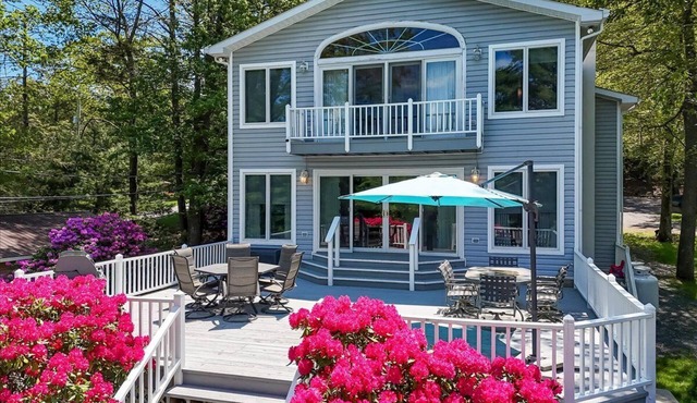 Griffin Lakefront on Lake Wallenpaupack with Private Dock, AC - sleeps 10