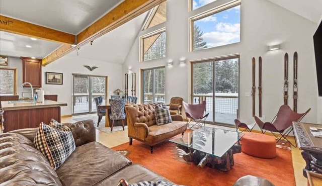 Griffin Lodge Chalet 6 about a mile from Stowe Resort