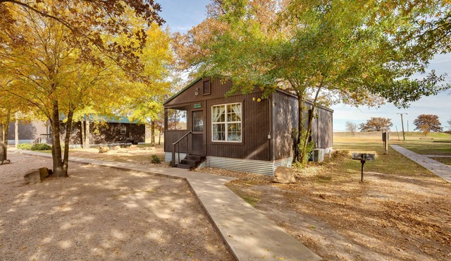 Grill & Dock Access: Waterfront Kerens Cabin